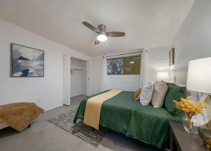 Apartment Cozy, 2 Bedroom 1 Ba, Remodeled, Central, Spotless *