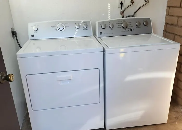 Cozy, 2 Bedroom 1 Ba, Remodeled, Central, Spotless Apartment