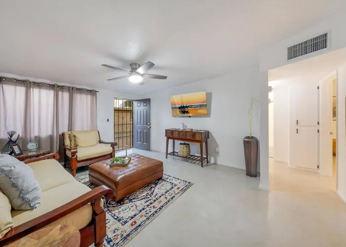 Apartment Cozy, 2 Bedroom 1 Ba, Remodeled, Central, Spotless